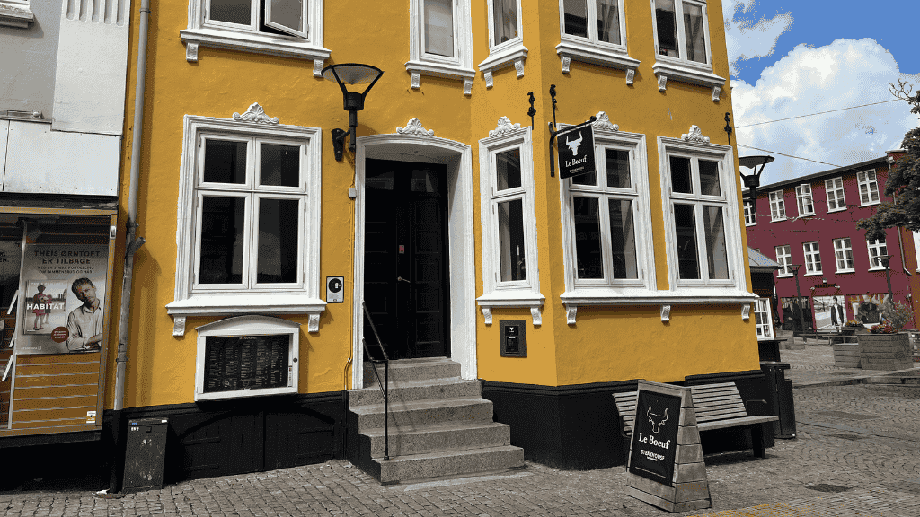 Gul facade hos Le Beouf - Steakhouse i Aabenraa