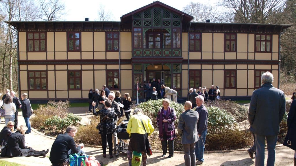 Kunstcentret Silkeborg Bad - bygning + gæster udendørs