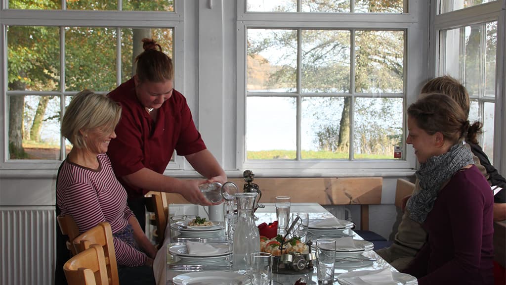 Servering på Jels Volsted Cafeen