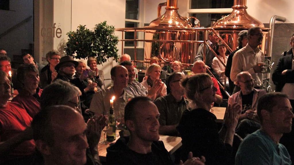 Folk hygger hos Jelling Bryggeri