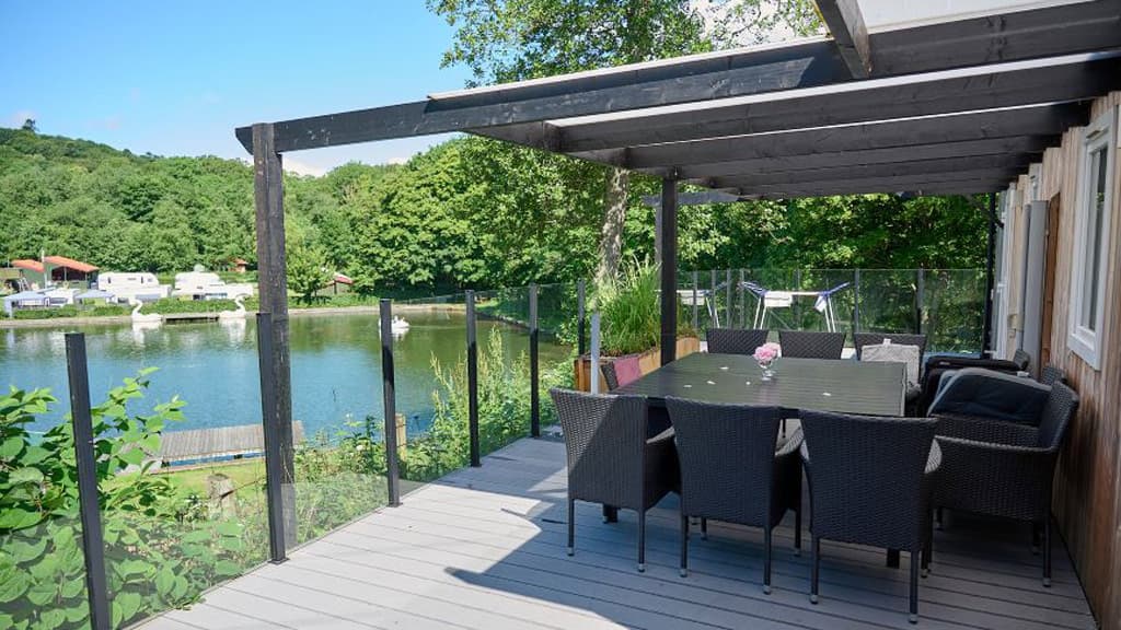 Mobilehome relax og udsigt over søen på Randbøldal Camping