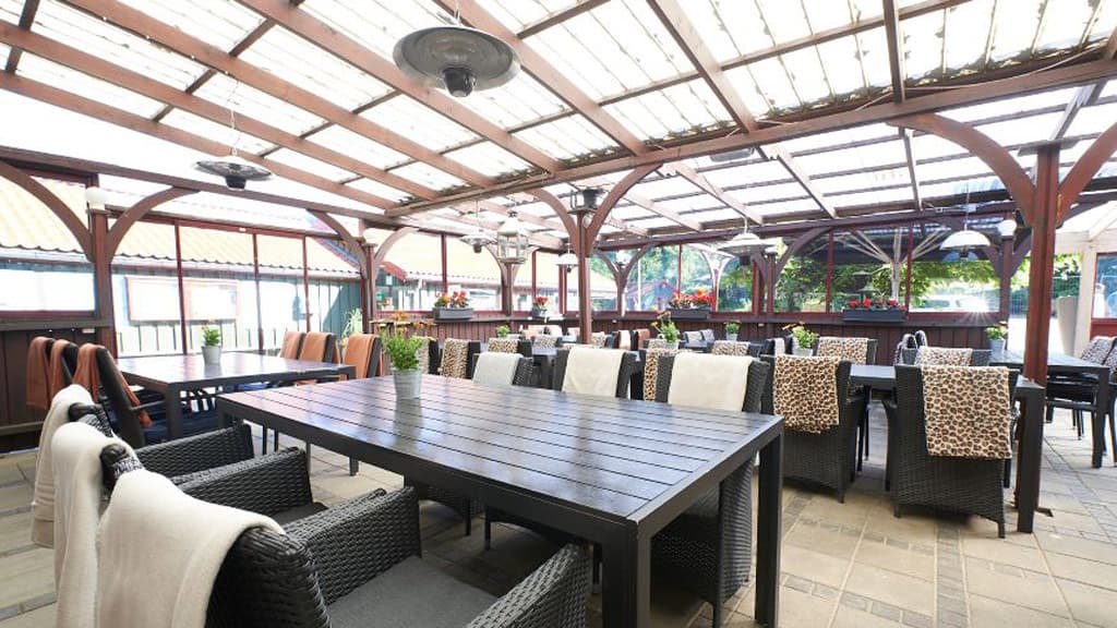 Den huggelige terrasse hos Restaurant Skjulestedet på Randbøldal Camping