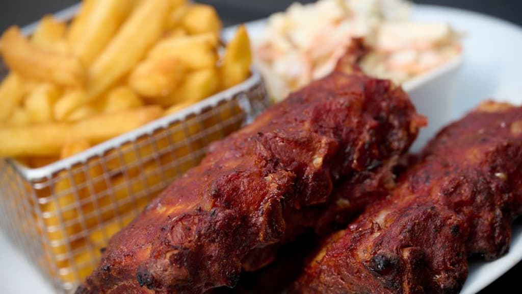 Spareribs og pomfritter fra Restaurant Skjulestedet på Randbøldal Camping