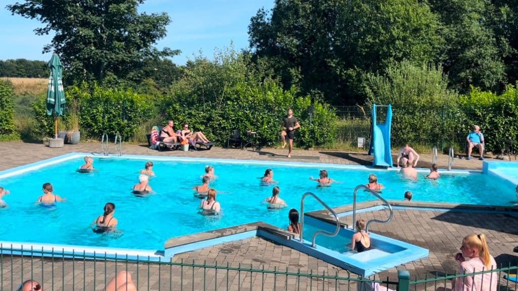 Fårup Sø Camping - badegæster i poolen