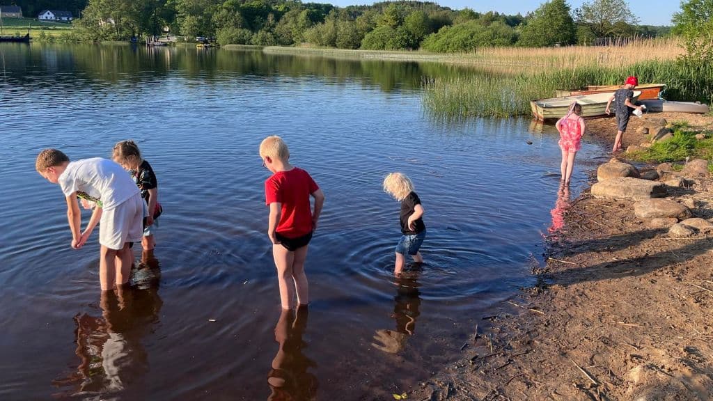 Fårup Sø Camping - børn sopper i Fårup Sø