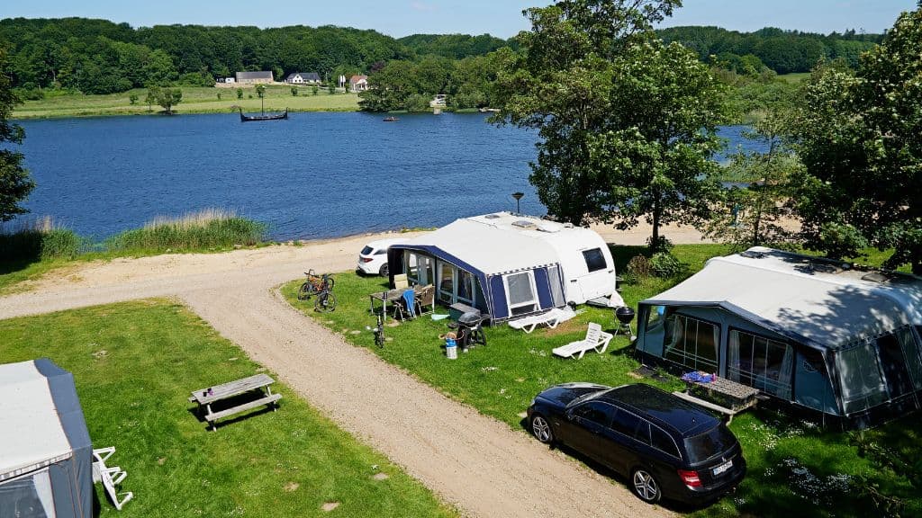 Fårup Sø Camping - Campingvogne med udsigt over Fårup Sø og vikingeskibet Jelling Orm