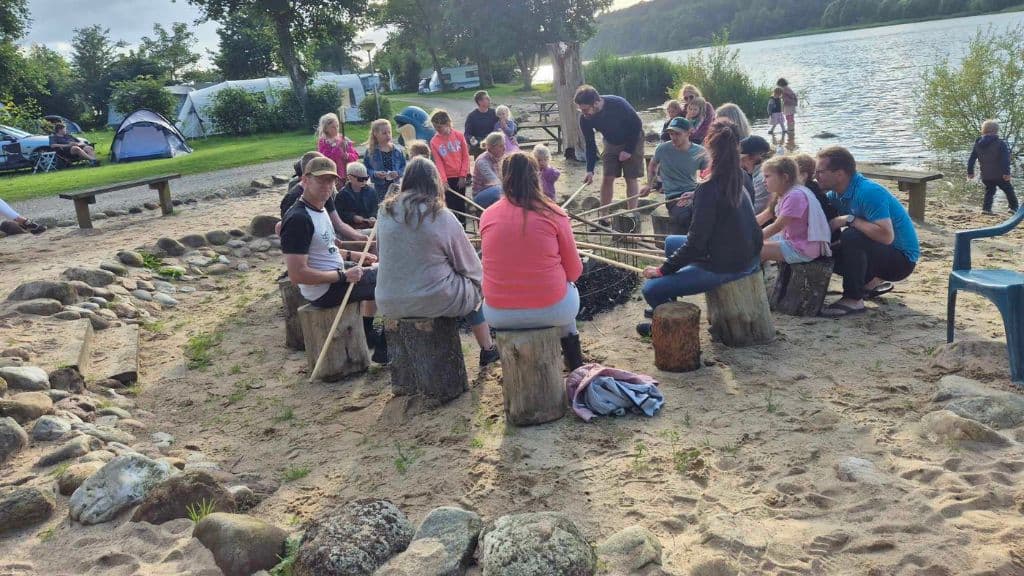 Fårup Sø Camping - snobrødsbagning over bål ved kanten af søen