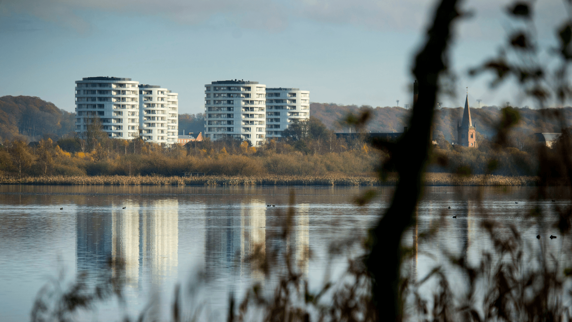 Udsigt fra ådalen over De Fem Søstre