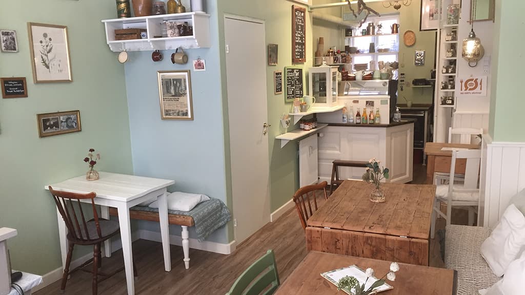 Thrysøe The & Kaffebar med borde og grønne vægge