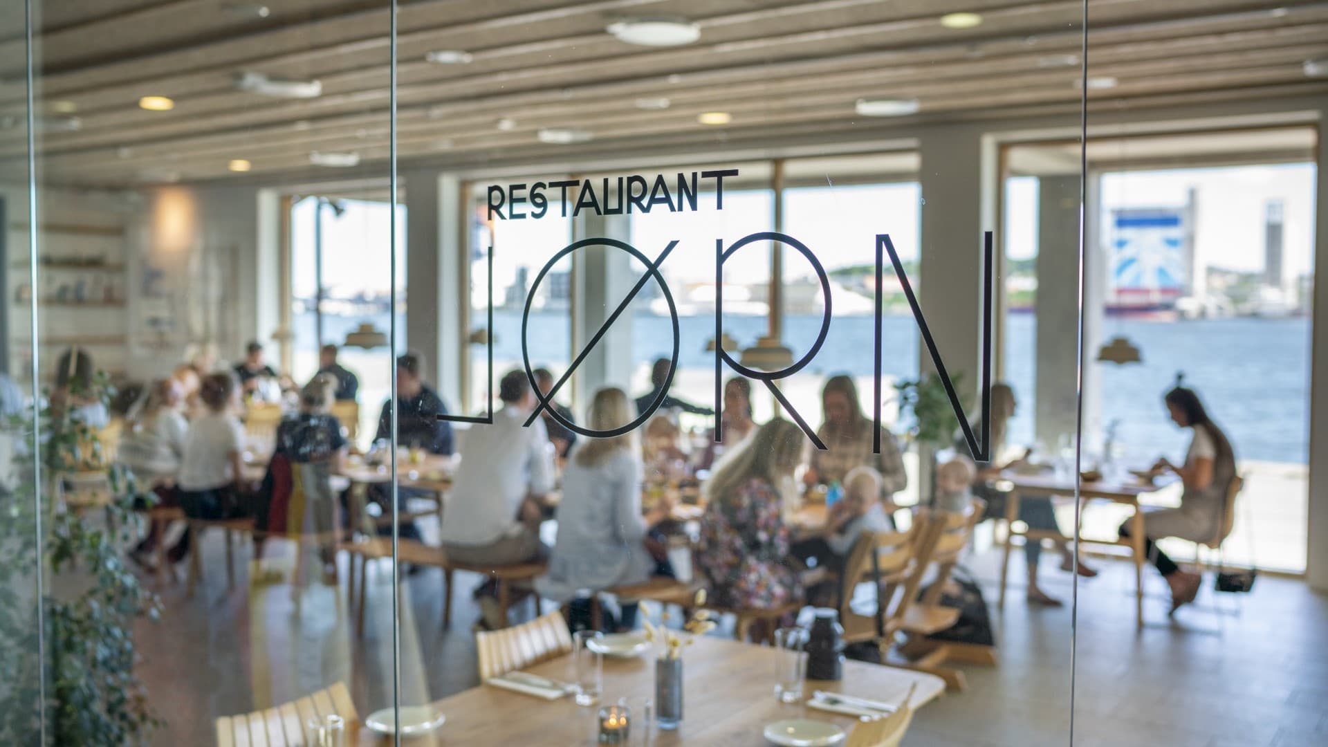Mennesker der spiser på restauranten