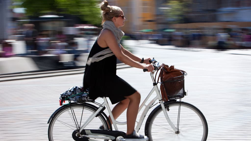 Kvinde på Cykel