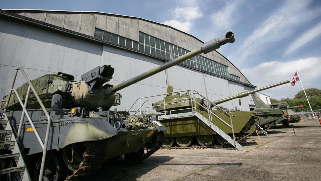 Tank udenfor hangaren