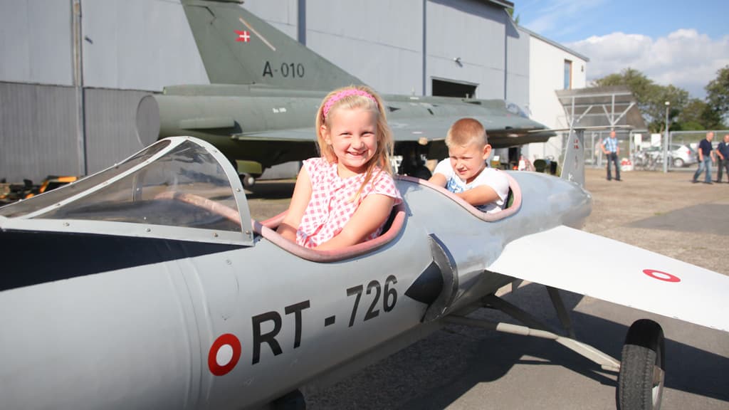 Børn der sidder i flyver