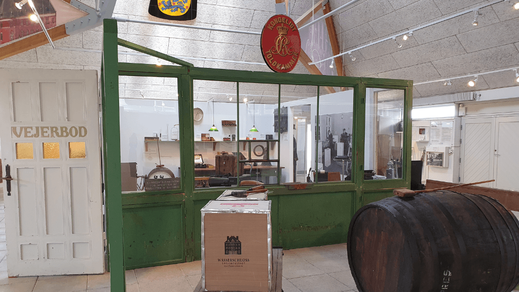 Altes Zollamt mit einer grünen Fensterfassade