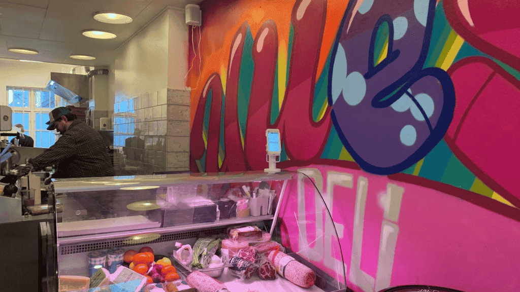 Graffitivæg og køledisk med ost og pølser hos Ulle's Deli i Aabenraa