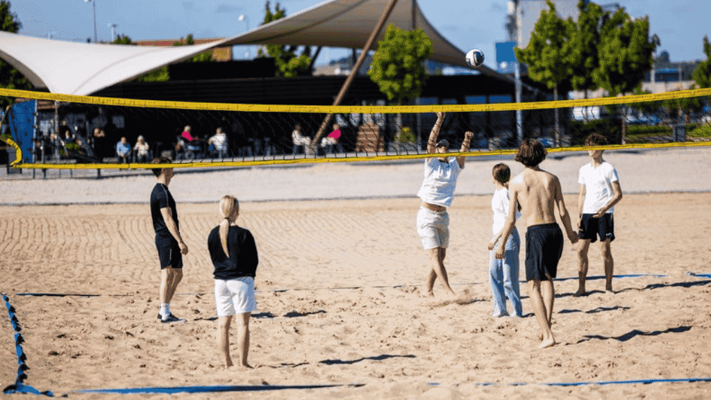 Mennesker spiller volley ball på Sønderstrand